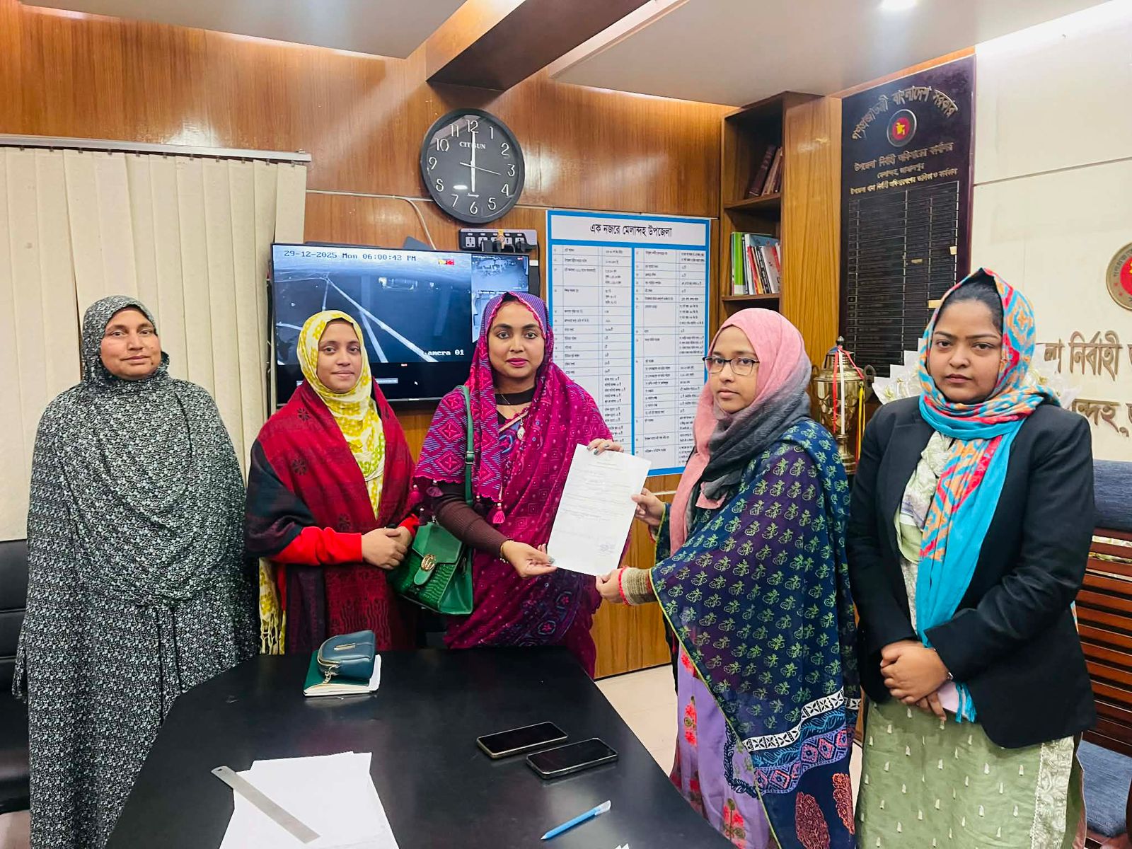  মেলান্দহ ও  মাদারগঞ্জ ৩ আসনের স্বতন্ত্র প্রার্থী ফারজানা ফরিদ পুথি মনোনয়ন জমা দেয়