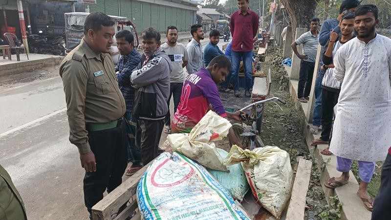সুন্দরগঞ্জে শোকের দিনেই গরিব-দুঃখিদের মাছ গেল কর্মকর্তাদের ঝুলিতে