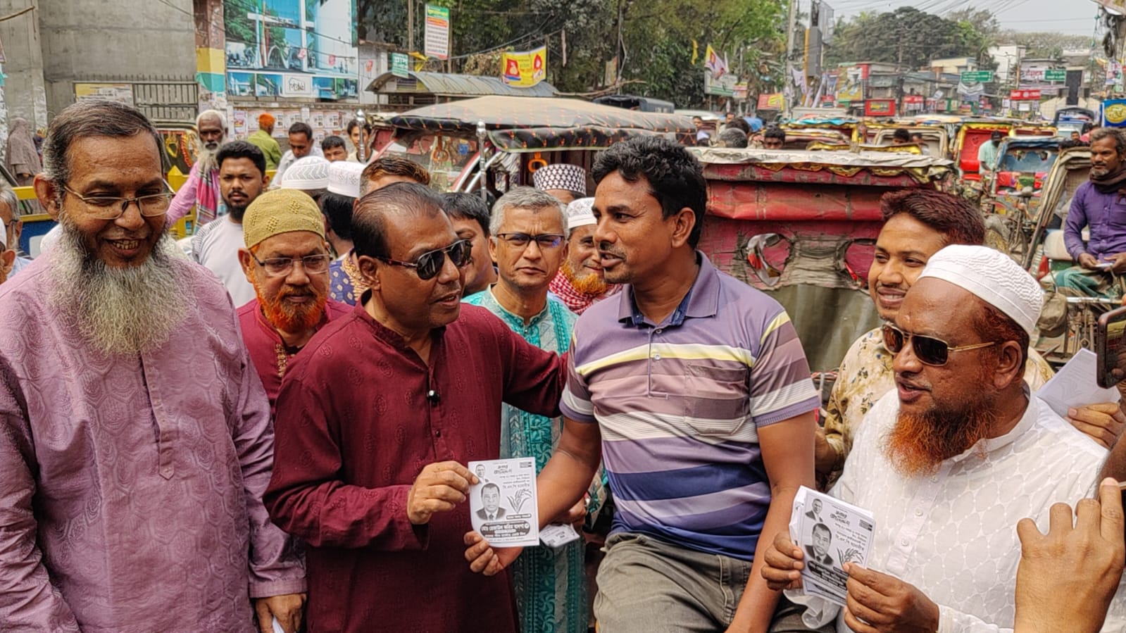 বগুড়া -৬ উপনির্বাচন: সাতমাথা থেকে নির্বাচনী প্রচারণা শুরু করলেন বিএনপির প্রার্থী রেজাউল করিম বাদশা।