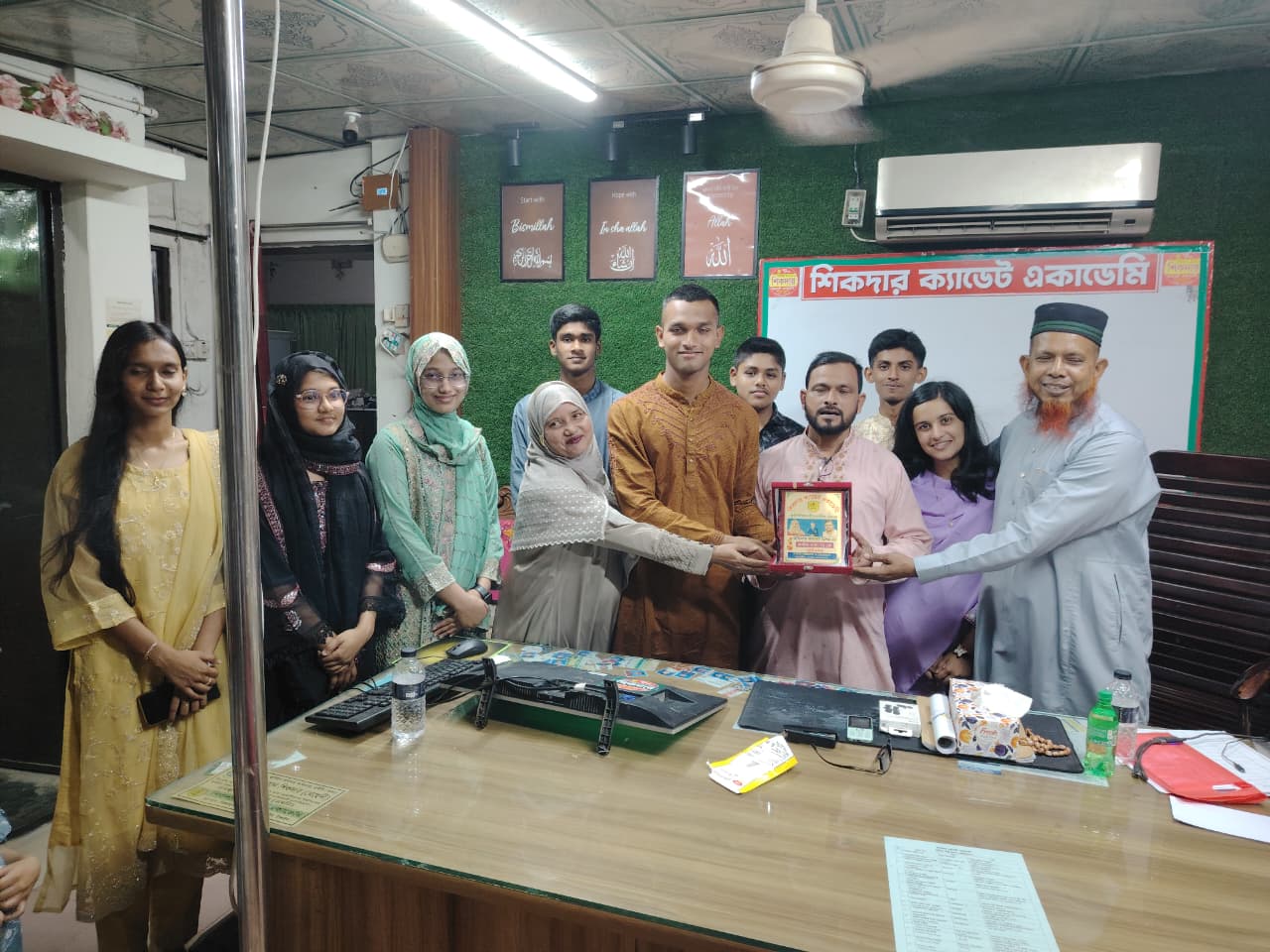 "শিকদার ক্যাডেট একাডেমি সাবেক কৃতি শিক্ষার্থী,ক্যাডেট অফিসার মিশন বর্তমানে বাংলাদেশ এয়ার ফোর্স একাডেমি যশোরে প্রশিক্ষণরত জিডি পাইলট, মিশন  এবং তার বাবা-মাকে  সম্মাননা ক্রেস্ট প্রদান করেন শিকদার ক্যাডেট একাডেমি