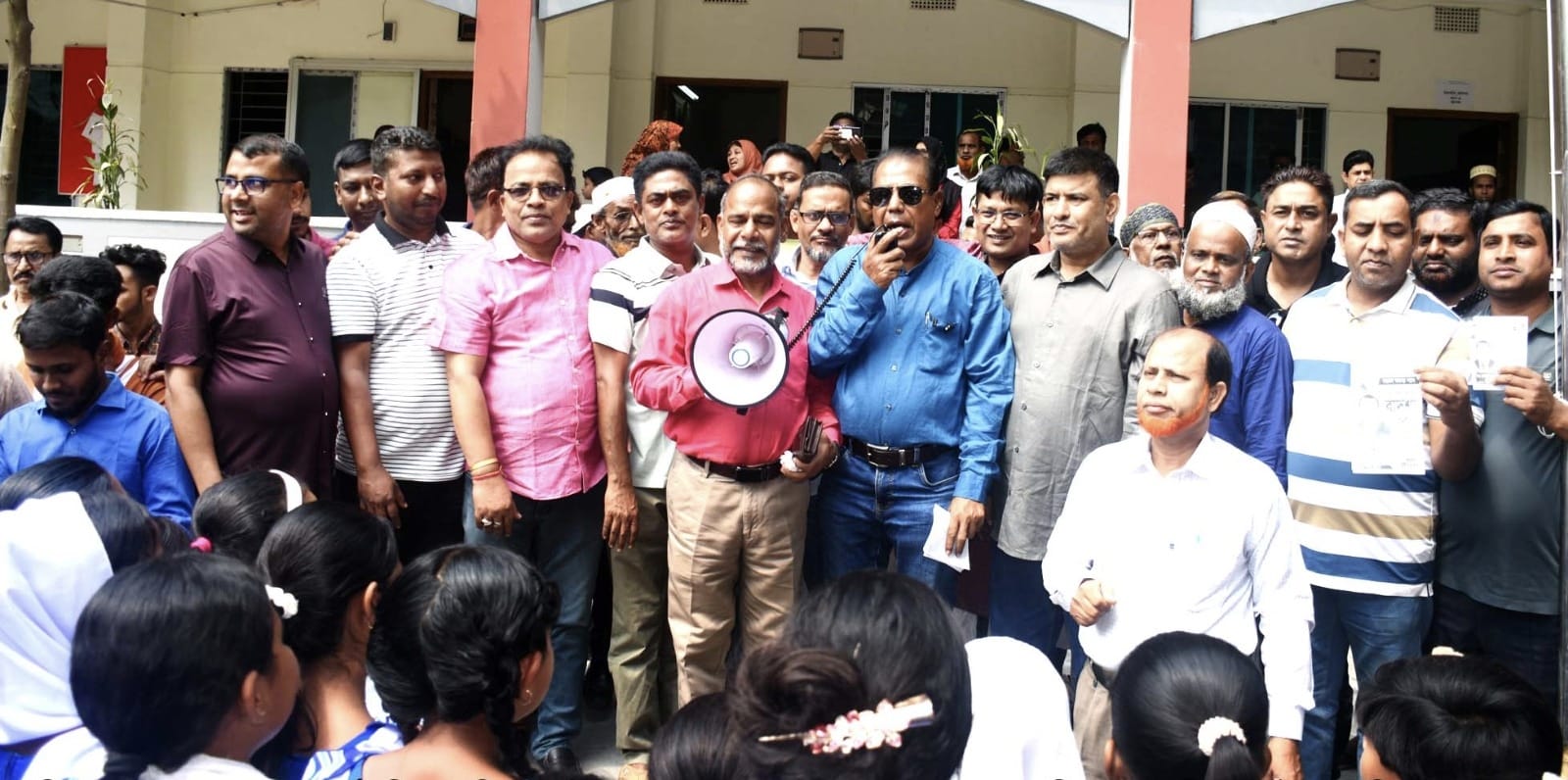 বগুড়ায় বিএনপি নির্বাচনী প্রচারণা, শিক্ষার্থী ও শিক্ষকদের মাঝে ধানের শীষে ভোট প্রার্থনা।