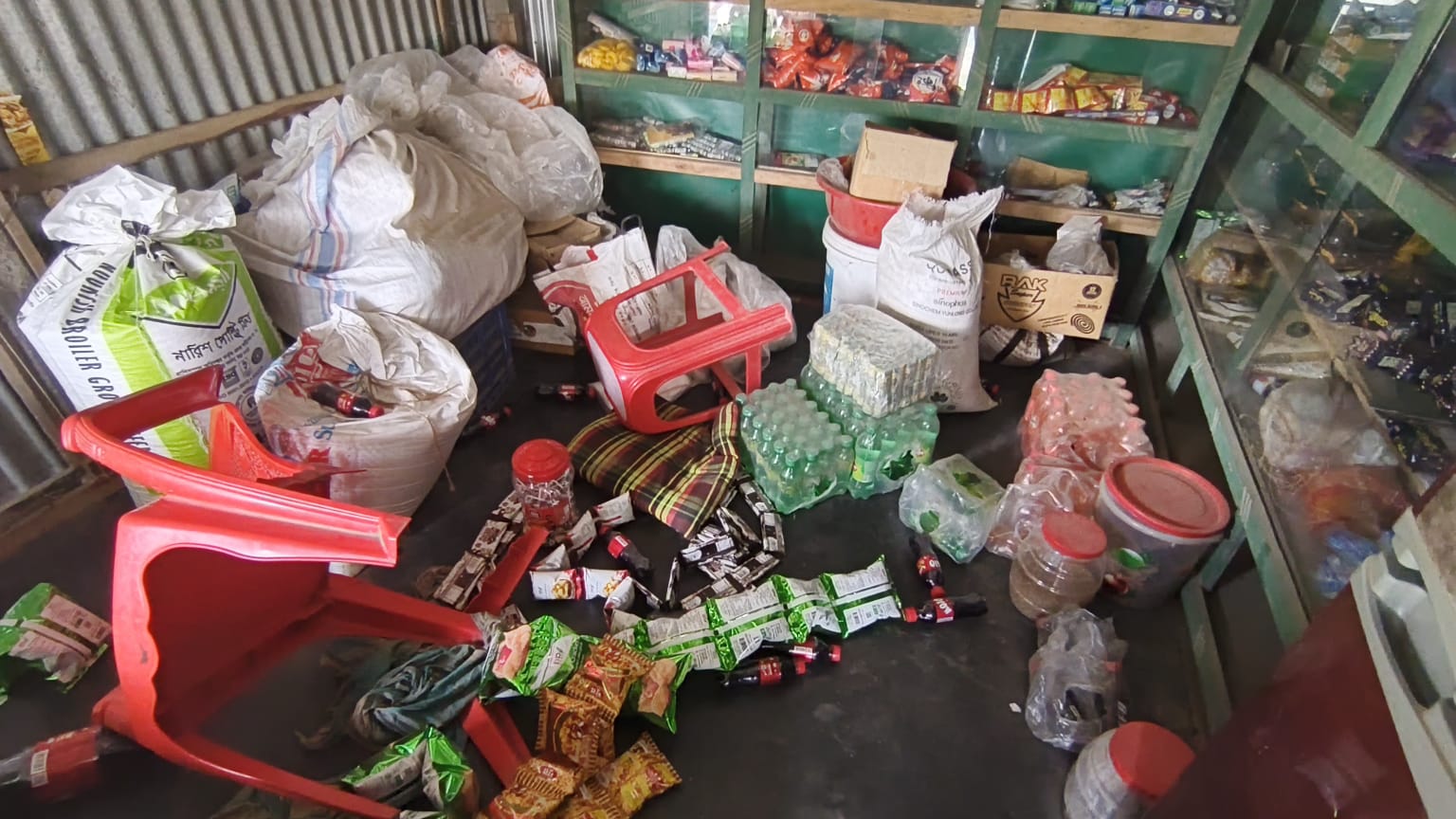 কাজিপুরে ব্যবসা প্রতিষ্ঠান ও বসতবাড়ীতে হামলা ও লুটপাটের অভিযোগে মামলা 