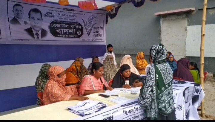 বগুড়ায় উৎসবমুখর পরিবেশে চলছে উপনির্বাচনের ভোট গ্রহণ: