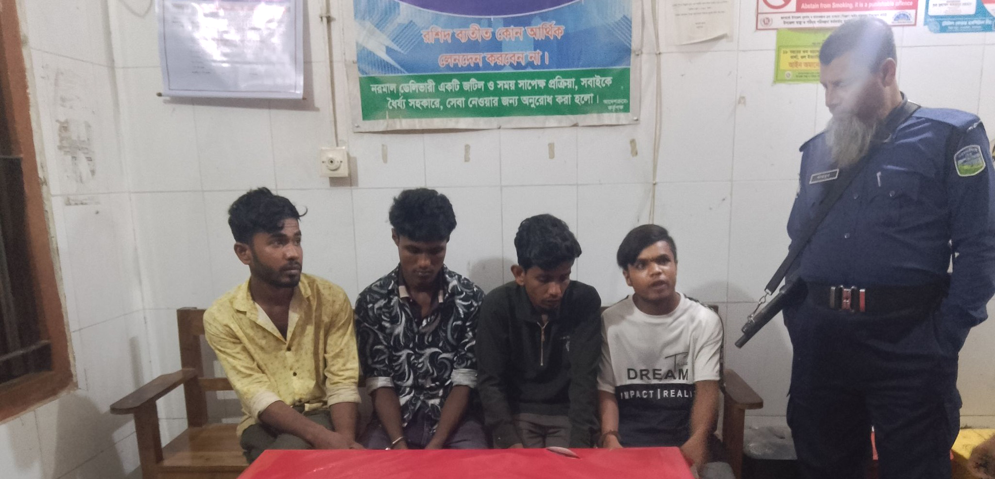 শেরপুরের ঝিনাইগাতি তে জনতার হাতে চোরাইকৃত অটো ভাঙচুরের সময় চারজন আটক।