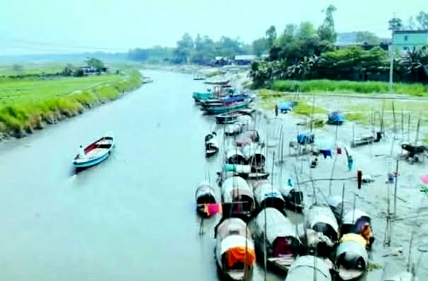 প্যারিসে প্রদর্শিত হল বেদেদের ভাসমান জীবন।