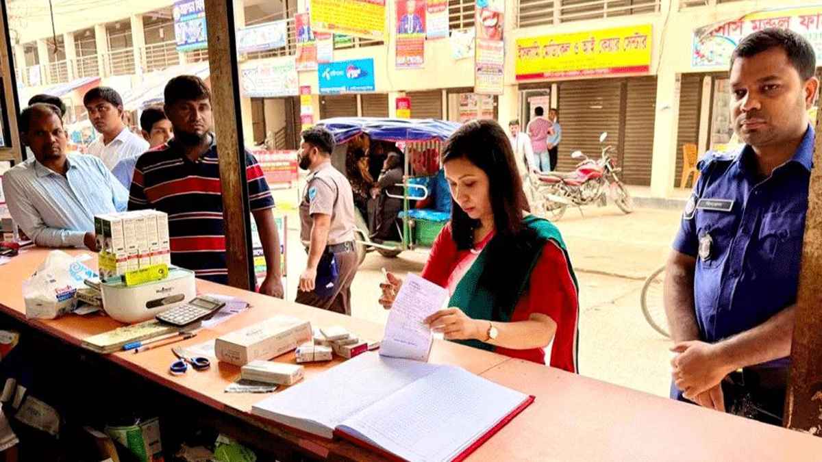 ফরিদপুরের সদরপুরে ভ্রাম্যমাণ আদালতের অভিযান: ৩ ফার্মেসিকে ৯ হাজার টাকা জরিমানা।