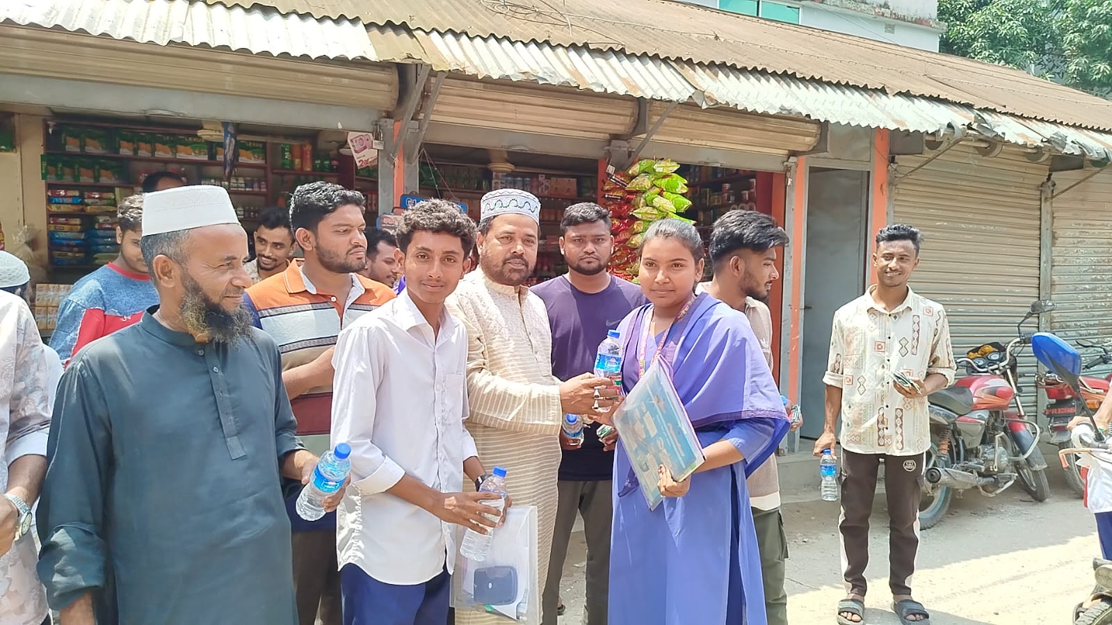 তীব্র গরমে  এসএসসি পরীক্ষার্থীদের মাঝে   বিশুদ্ধ পানি ও  খাবার  স্যালাইন  বিতরণ