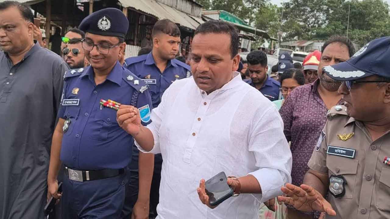 সকলের সহযোগিতায় বাসডুবিতে কোনো প্রাণহানি ঘটেনি: নৌ প্রতিমন্ত্রী সহযোগিতায় বাসডুবিতে কোনো প্রাণহানি ঘটেনি: নৌ প্রতিমন্ত্রী