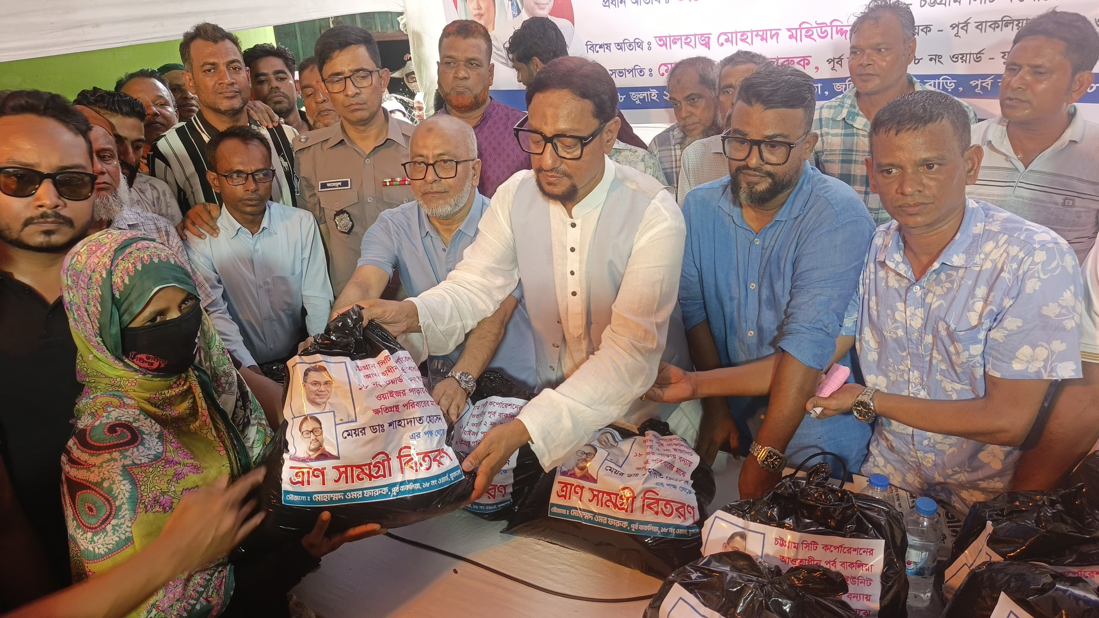 দুর্যোগে মানুষের পাশে চসিক: পূর্ব বাকলিয়ায় বন্যাদুর্গত পরিবারের মাঝে ত্রাণ বিতরণ করলেন মেয়র ডা. শাহাদাত হোসেন