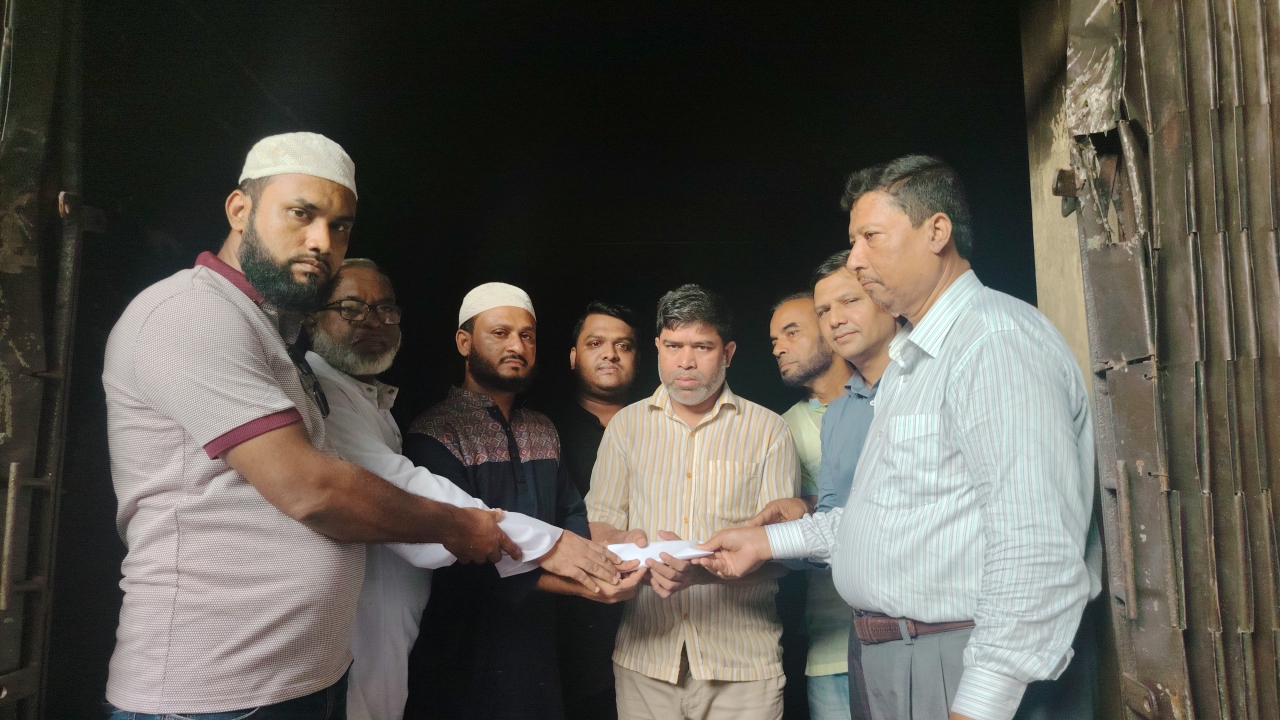 অগ্নিকাণ্ডে ক্ষতিগ্রস্ত আজমীর টেইলার্স পরিদর্শন করেছে এক কিলোমিটার ব্যবসায়ী কল্যাণ সমিতির নেতৃবৃন্দ।