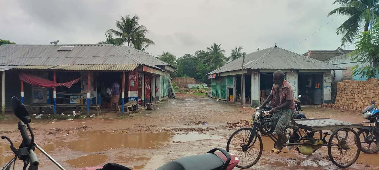 খুলনার ডুমুরিয়ায় আমভিটা বাজারে পাউবোর জমি জবরদখল করে ইমারত নির্মাণের অভিযোগ: সেলিম আবেদ খুলনা ।