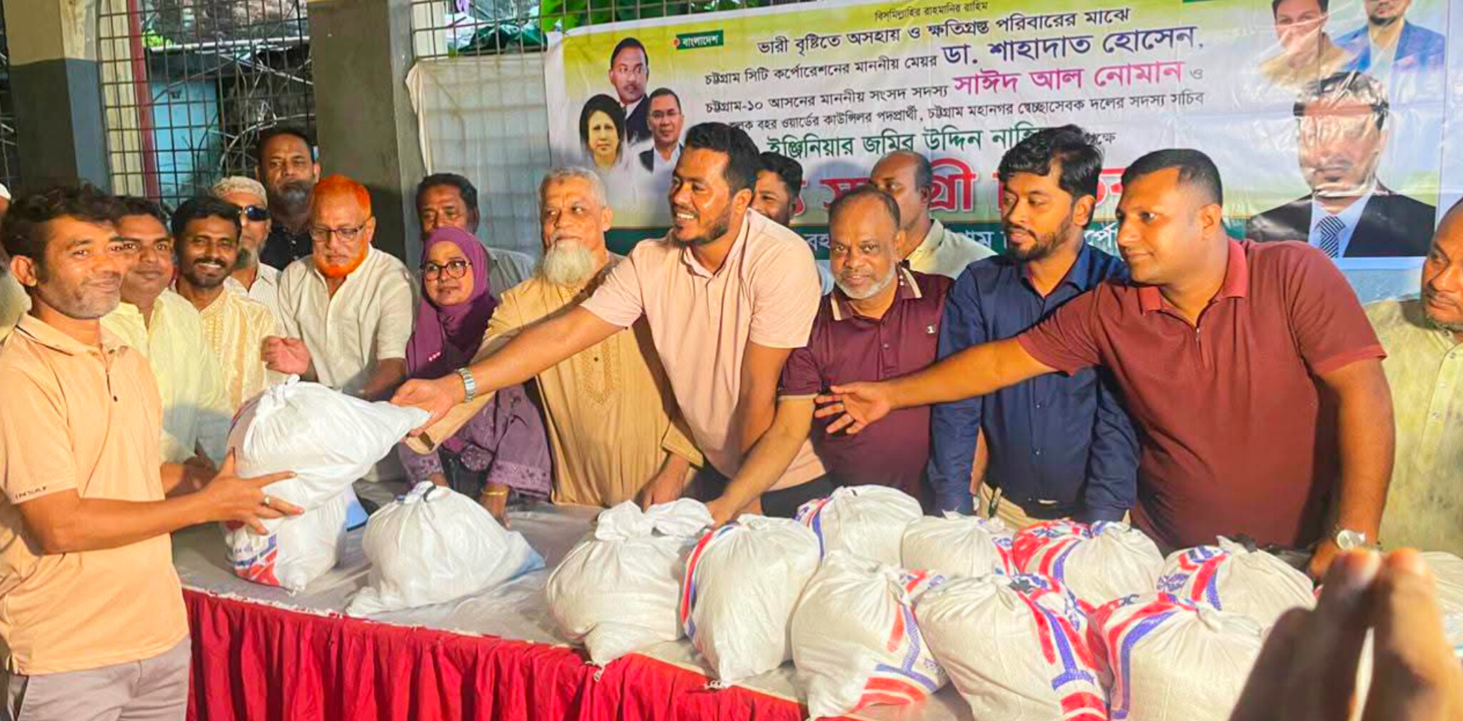 কাউন্সিলর প্রার্থী ইঞ্জিনিয়ার জমির উদ্দিন নাহিদের পক্ষ থেকে ২০০ পরিবারের মাঝে খাদ্য সামগ্রী বিতরণ 