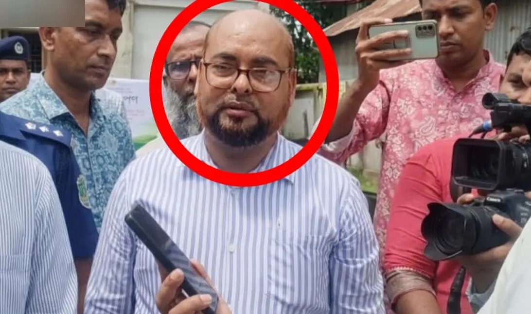  মানিকগঞ্জে ঘুষের অভিযোগে ইউনিয়ন ভূমি কর্মকর্তা 