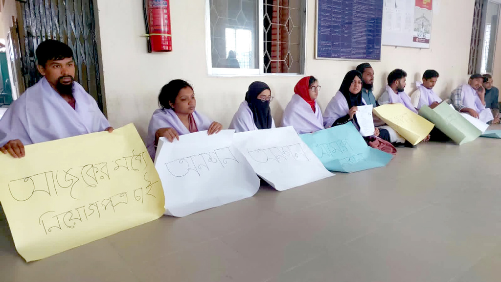 মধ্যরাতে নিয়োগপত্র পেলেন কাফনের কাপড় পরে আন্দোলনে বসা ২০ প্রার্থী