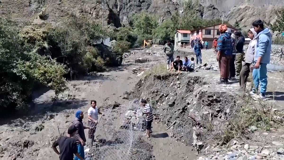নেপালে ঝুঁকিতে প্রায় ৭০০ ট্রেকার, হেলিকপ্টারে সরিয়ে নেওয়া হচ্ছে অনেককে