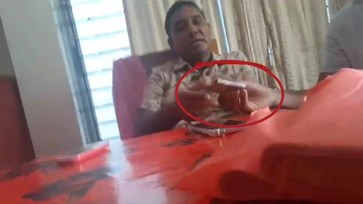 সেটেলমেন্ট অফিসে ঘুষ লেনদেন, গোপন ক্যামেরায় ধরা পড়ল টাকা নেওয়ার দৃশ্য