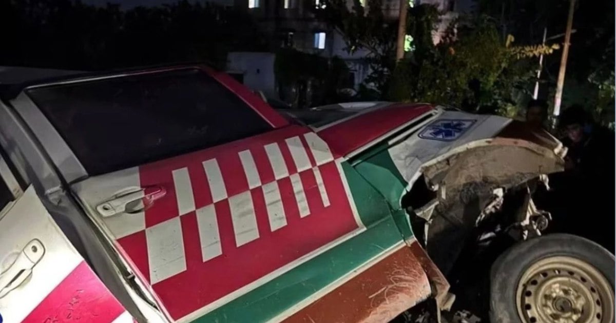 কুমিল্লায় ট্রেনের ধাক্কায় দুমড়ে-মুচড়ে গেল অ্যাম্বুলেন্স