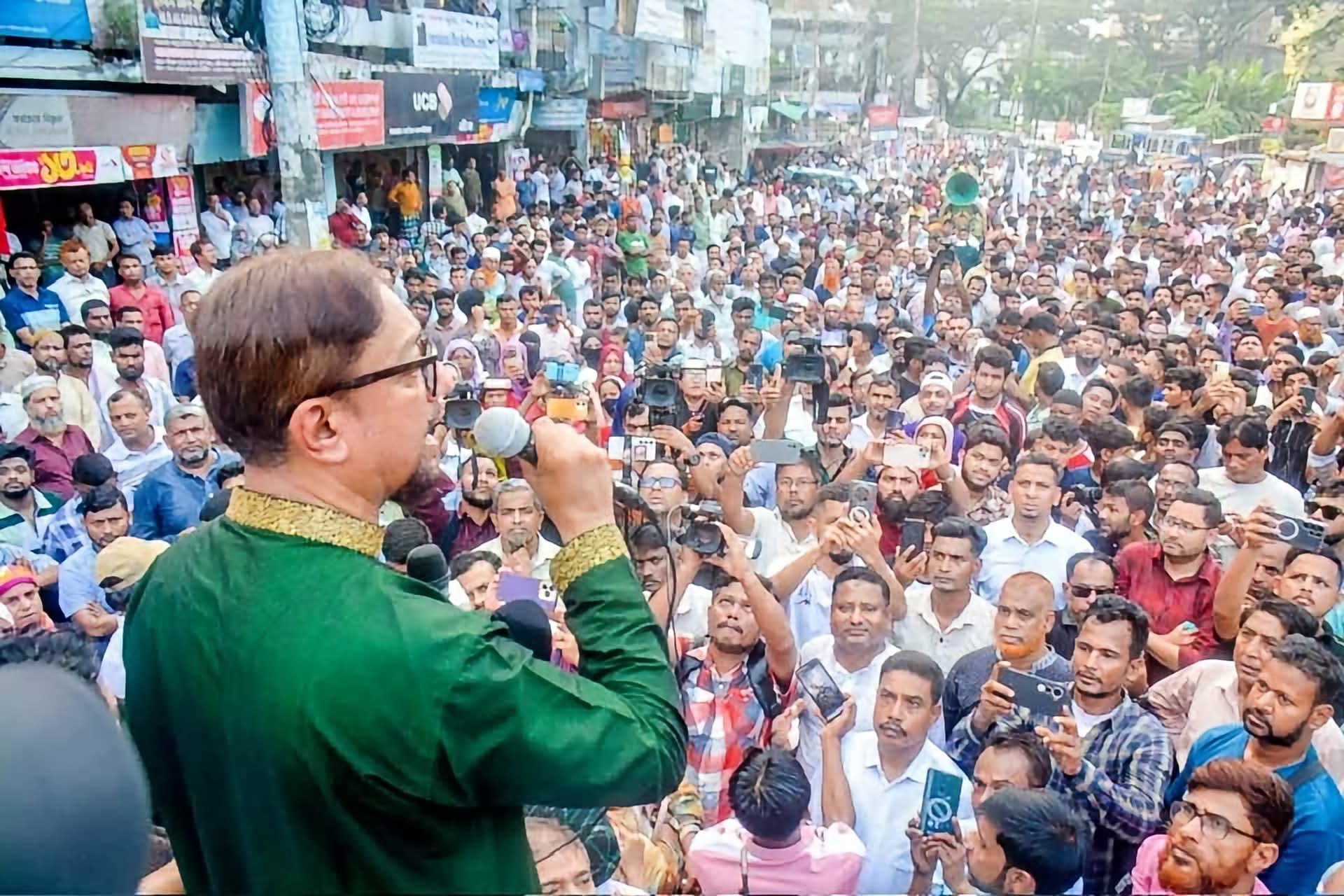 দেশে আ. লীগের কাছে বিপুল অবৈধ অস্ত্র আছে : সিটি মেয়র শাহাদাত হোসেন। 