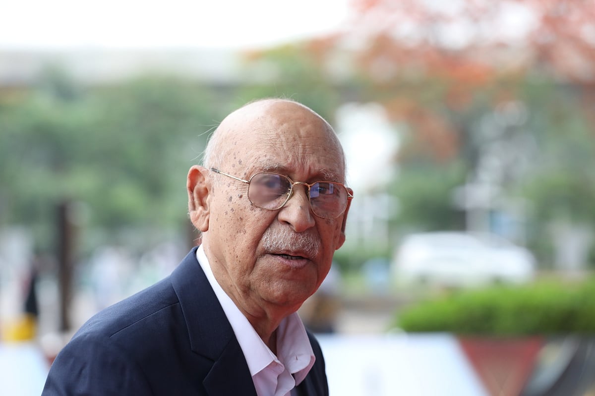 নিজের মৃত্যুর গুজবে বিরক্ত আবুল হায়াত, বললেন ‘ঠিক আছি’