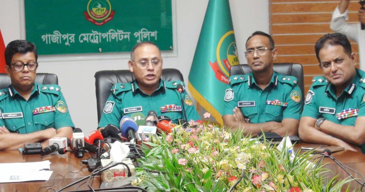 প্রিজন ভ্যান খুলে দেন এসআই প্রদীপ, প্রাইভেট কারে চলে যান পিচ্চি রাজা