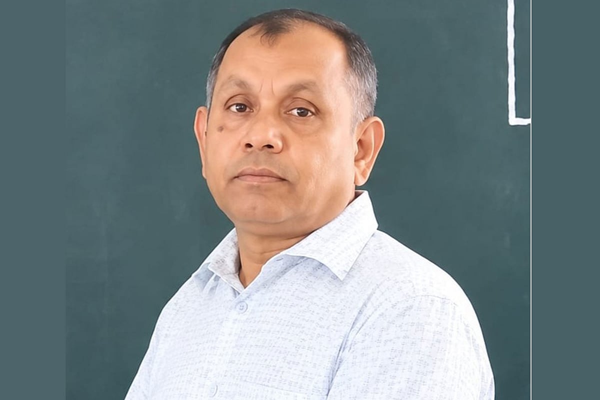 হাসিমুখে ফুলেল শুভেচ্ছা নিলেন শিক্ষক, কিছুক্ষণ পর ঢলে পড়লেন মৃত্যুর কোলে