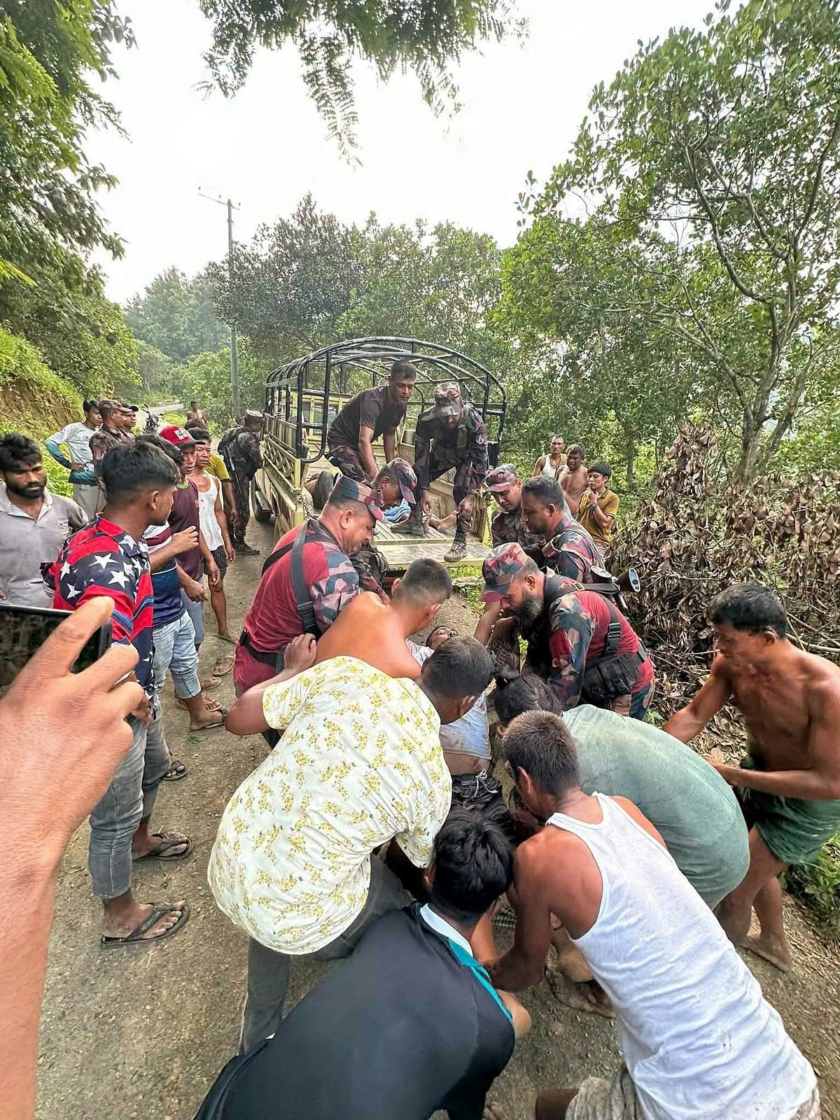 থানচির পাহাড়ি সড়কে পর্যটকবাহী গাড়ি খাদে, দুই পর্যটক নিহত