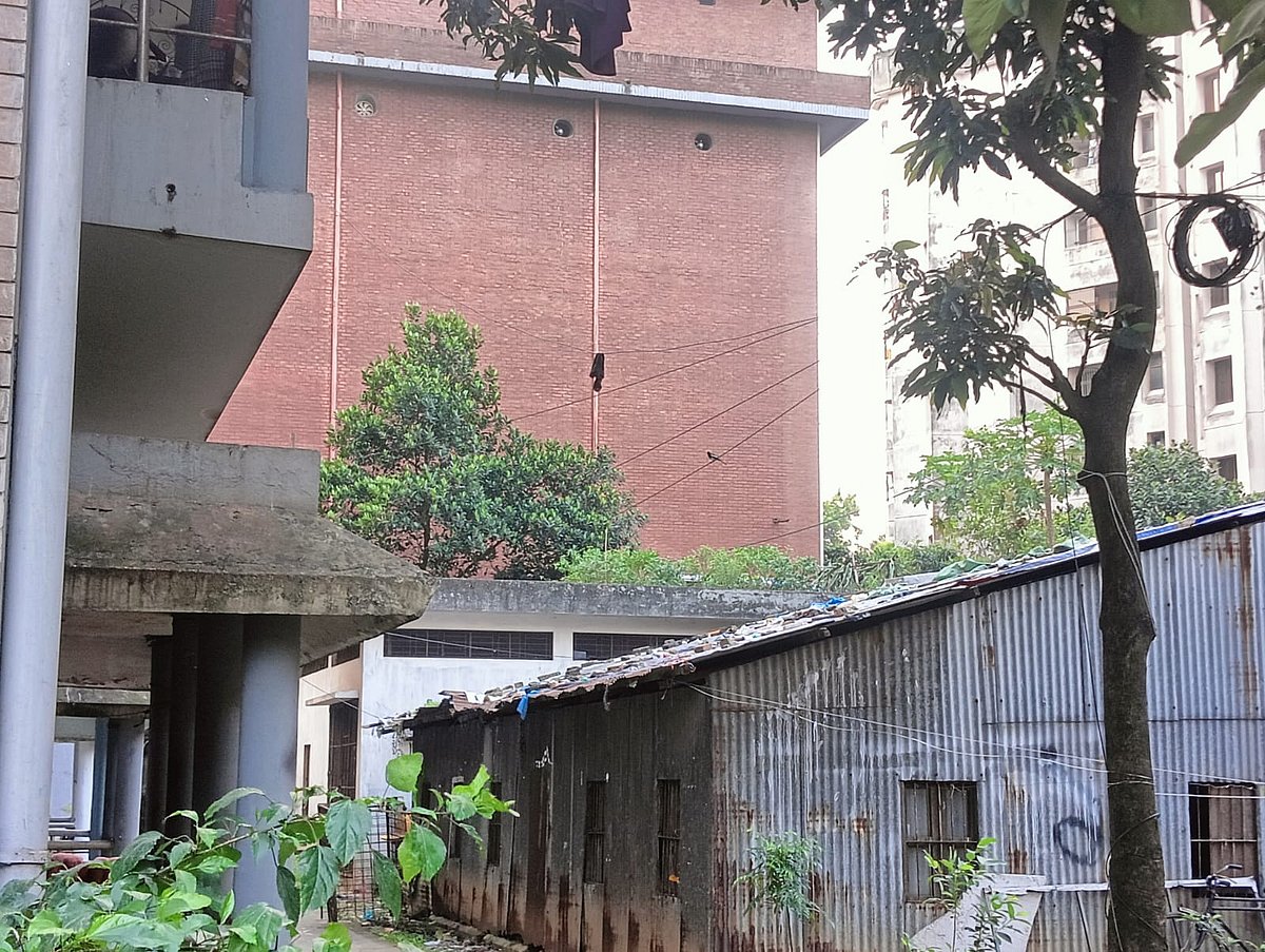 হলের নবম তলা থেকে ঝাঁপ দিলেন ঢাবি শিক্ষার্থী, বাঁচলেন প্রাণে