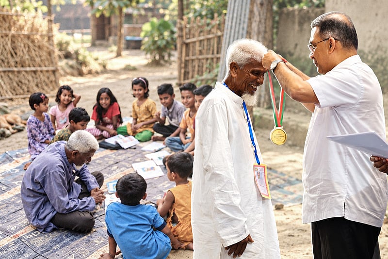 গাইবান্ধার সেই ‘এক টাকার মাস্টার’ লুৎফুর রহমান পেলেন রাষ্ট্রীয় সম্মাননা