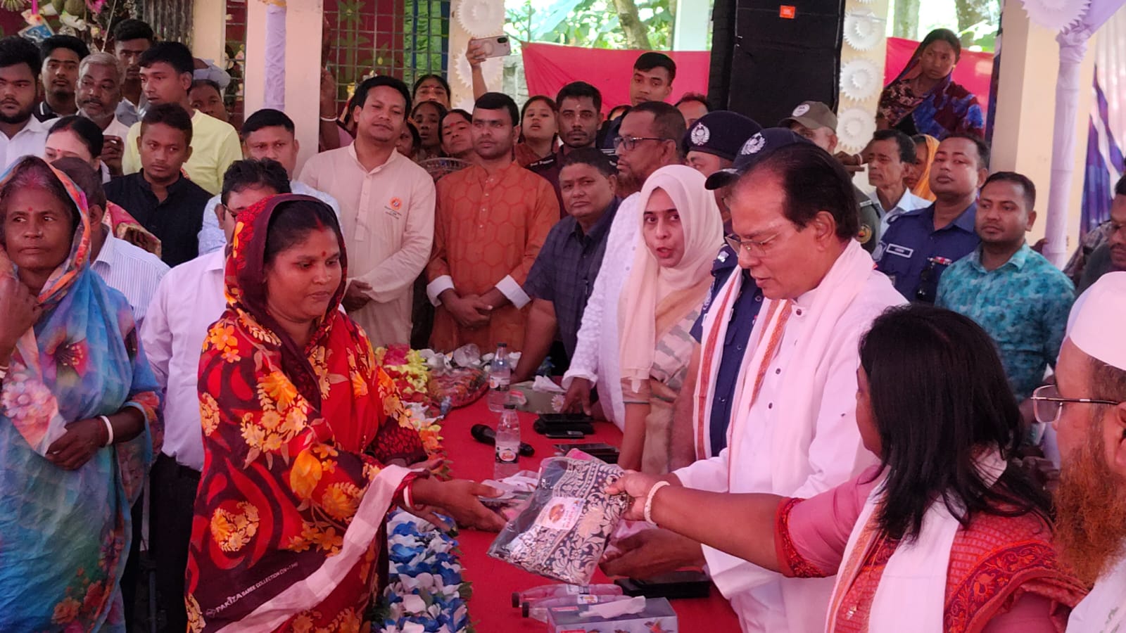কুড়িগ্রাম রাজারহাটে হরিজন-রবিদাস নারীদের মাঝে শাড়ি বিতরণ করলেন এাণমন্ত্রী আসাদুল হাবিব দুলু ।