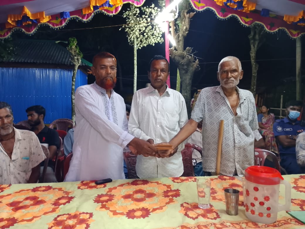মন্দিরে অনুদান প্রদান ও গণসংযোগে ইউপি সদস্য পদপ্রার্থী জাকির হোসেন মুন্সি।
