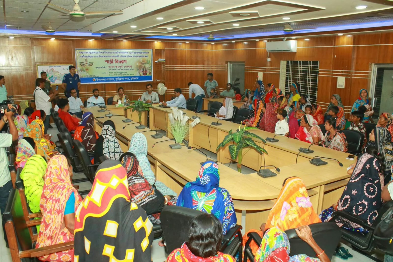 কুড়িগ্রামে দুর্গাপূজা উপলক্ষে হরিজন, হরিদাস ও বেদে সম্প্রদায়ের মধ্যে বস্ত্র বিতরণ ।