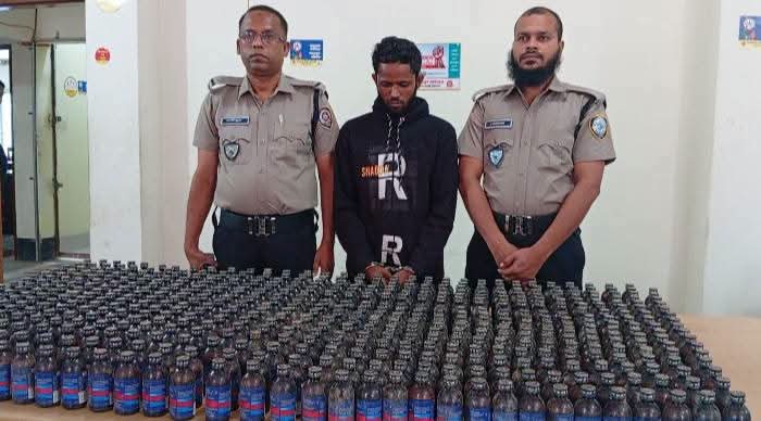 নেত্রকোনায় ২২ লাখ টাকার ‘ফেয়ারডিল নিউ’সহ যুবক আটক