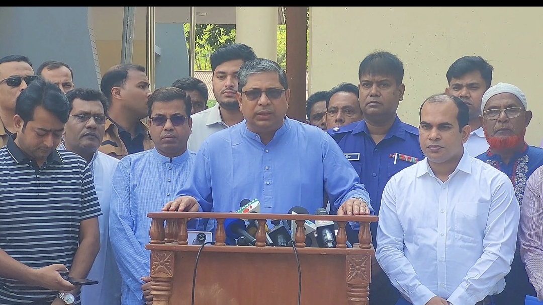 ধোঁকাবাজি ও সস্তা রাজনীতি পরিহার করে জনগণের পাশে দাঁড়ানোর আহ্বান প্রতিমন্ত্রী মীর শাহ আলমের।